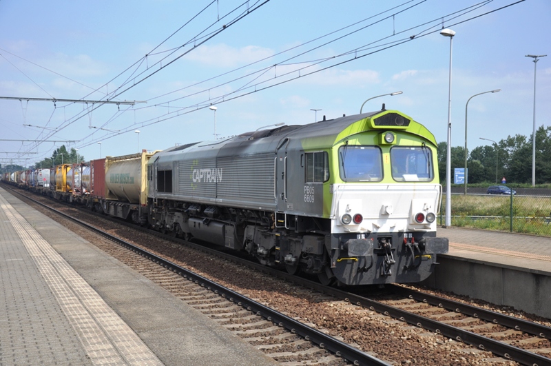 Captrain PB05 6609 mit Containerzug in Bahnhof Antwerpen-Luchtbal am 11.08.2012
 