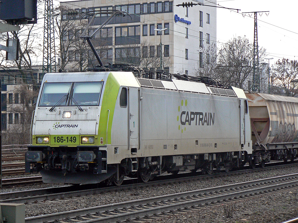 Captrain´s 186-149 mit Getreidezug in Kln West am 17.01.2011