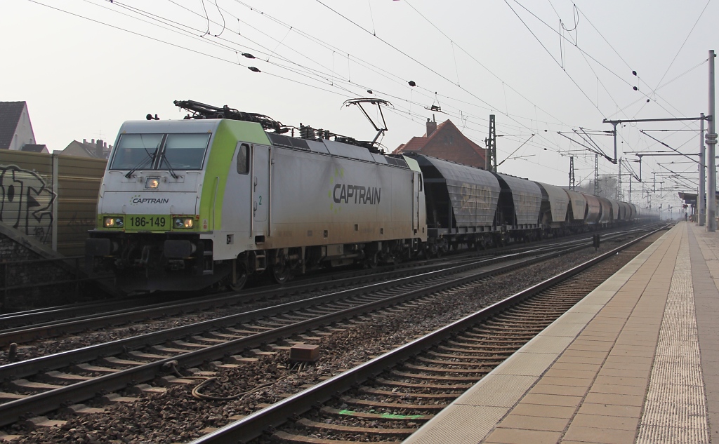 Captrains 186 149 mit Getreidezug gen Osten. Aufgenommen am 17.03.2012 in Hannover Linden/Fischerhof.
