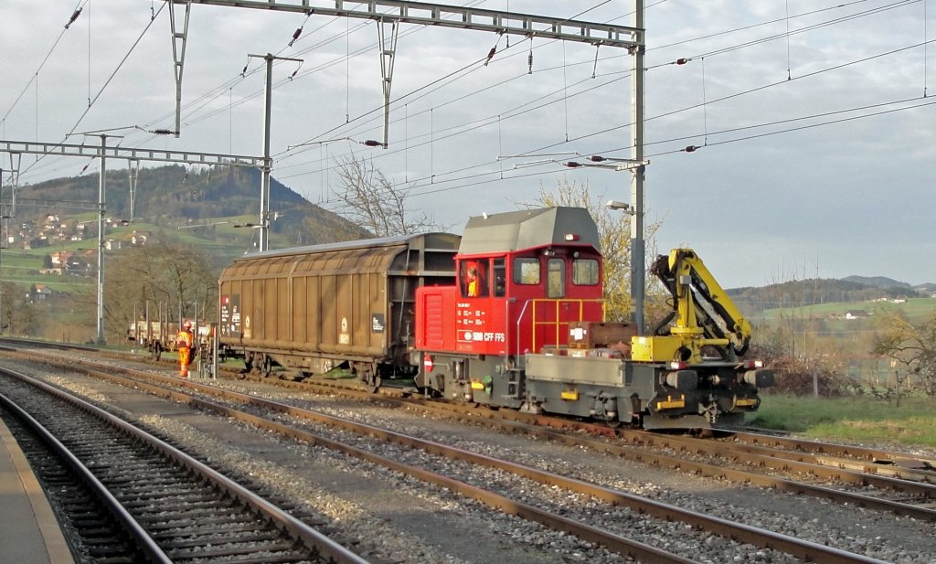 Cargo-Bedienung: Palzieux ist einer der vielen Bedienpunkte von SBB Cargo. Am 07.04.10 rangiert der Tm 234 053-7 mit einem Ks und einem Hbbillns.
