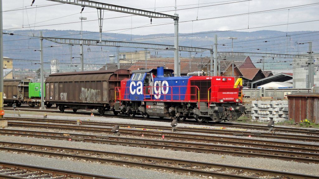 Cargo-Diesellok: Die Am 843 072-0 rangiert am 07.04.2010 in Yverdon-les-Bains einen Gterwagen.