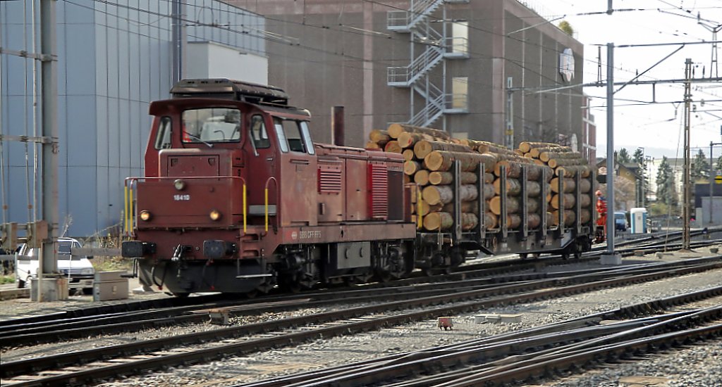 Cargo-Diesellok: Die Bm 4/4 18410 rangiert am 07.04.10 in Thun einen mit Holz beladenen Gterwagen.