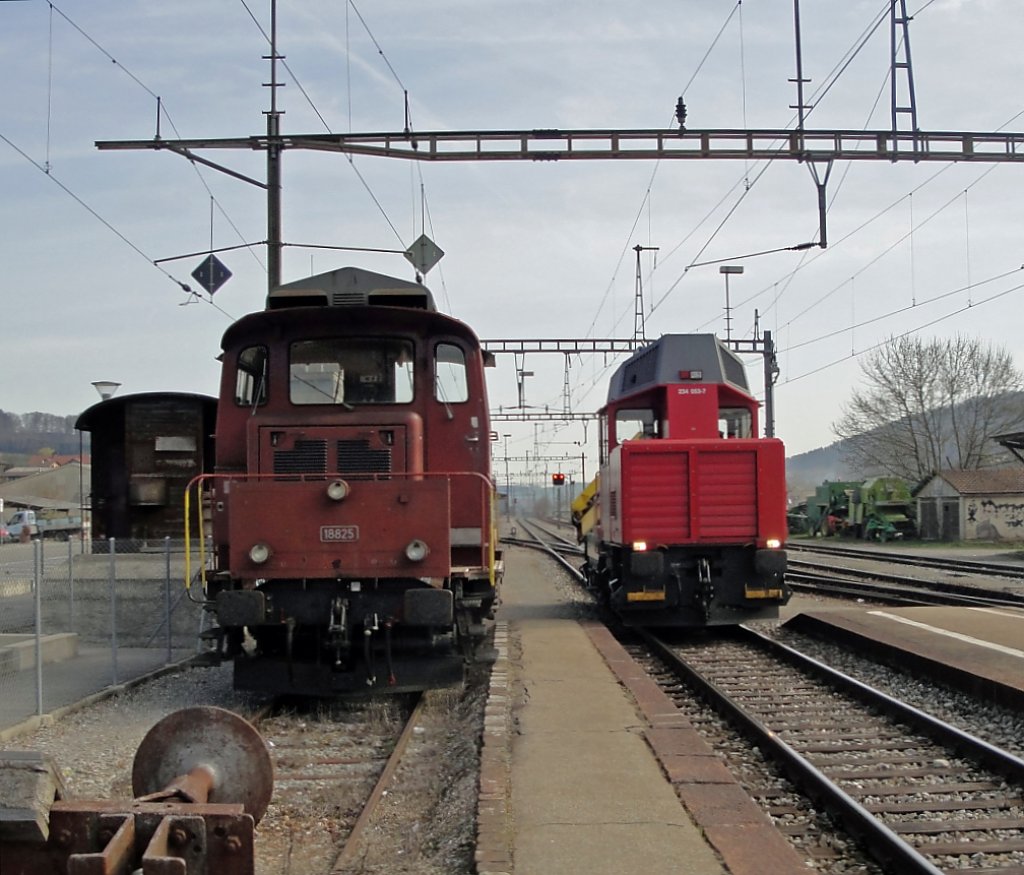 Cargo-Dieselloks: Die Em 3/3 18825 macht am 07.04.10 nach getaner Arbeit Pause, zur Zeit als der Tm 234 053-7 noch am rangieren ist. Am linken Bildrand ist noch ein K3 (oder K4) zu sehen. (fotografiert in Moudon)