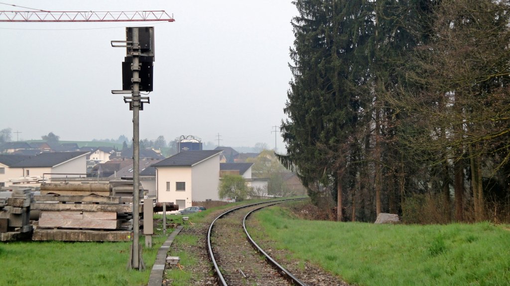 Cargo-Gleisanschluss: Das lange Anschlussgleis in Gisikon-Root zur Papierfabrik Perlen wird hufig befahren. Es beinhaltet das 5. Einfahrsignal des S-Bahn-Bahnhofs. (09.04.10)