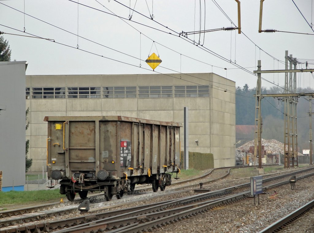 Cargo-Gleisanschluss: Der einzige Gleisanschluss in Oberrti bildet jener zu einer Schrotthandelsfabrik. Der Eaos 141-5 wartet am 09.04.2010 auf seine Abholung durch eine Am 843.
