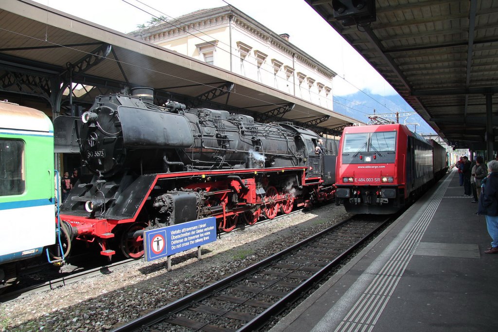 Cargo Lok E484 003 SR durchfhrt am 07.03.12 mit einem Gterzug auf Gleis 2 den Bhf.Bellinzona in Richtung Sden.Links die ex.DR Dampflok 50 3673

