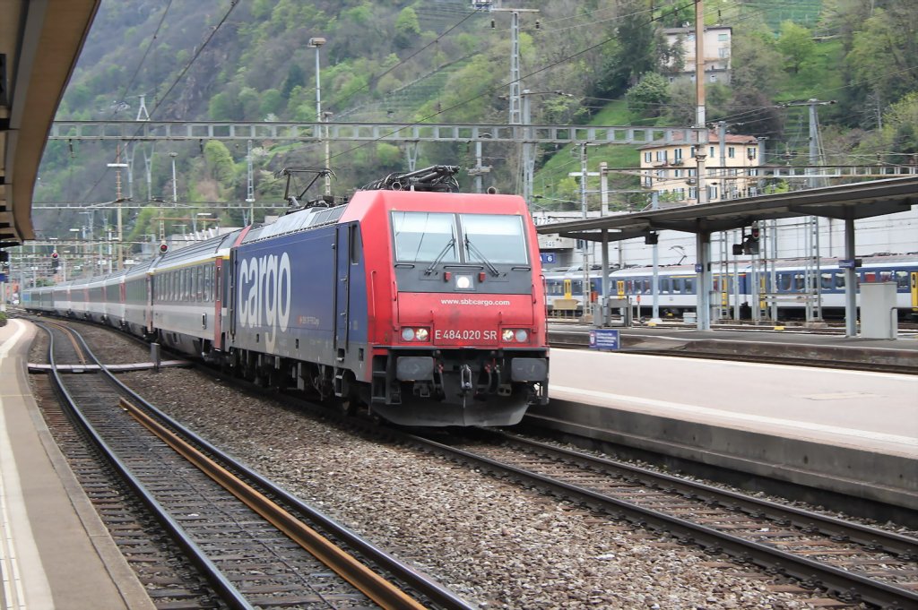 Cargo Lok E484 020 SR mit einem Schnellzug bei der Einfahrt in Bellinzona.07.03.12
