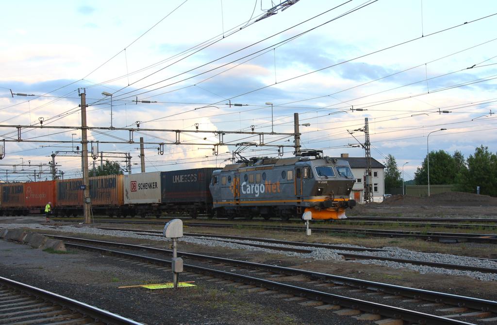 Cargo Net Elektrolok 16 2205 fhrt am 11.06.2012 in Hamar mit einem 
Gterzug in Richtung Oslo aus.