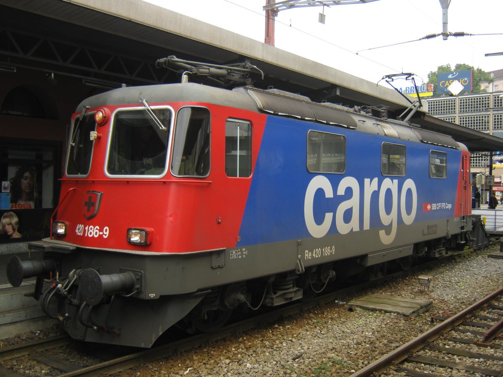 Cargo Re 420 186 in Locarno, 22.02.2011. Diese Lok kam mit dem IR 2159 nach Locarno.