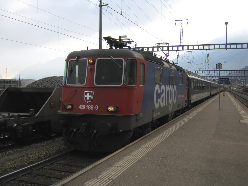 Cargo Re 420 186 vor dem IR 2159 bei Einfahrt in Cadenazzo, 22.02.2011. 