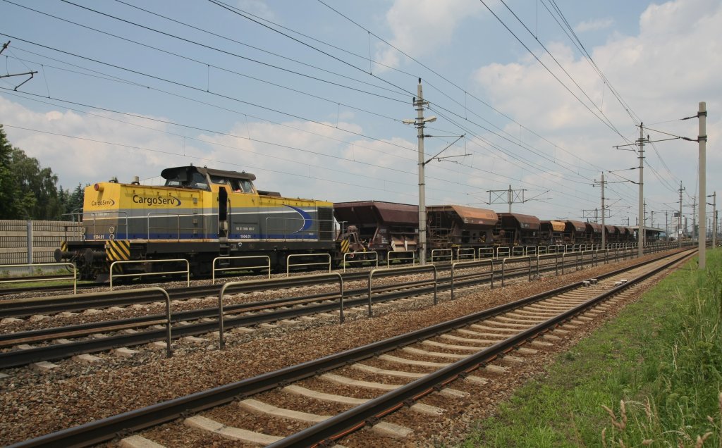 Cargo Serv 1504.01 mit eimen Gleisschotterzug in Hrsching, wo an diesem Sonntag an der Osteinfahrt des Bahnhofes gearbeitet wurde. Aufgenommen am 27. Juni 2010.