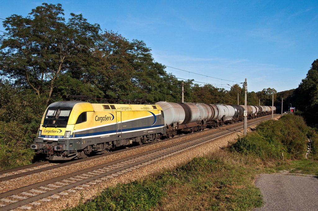 Cargo Serv ES 64 U2 - 081 hat sich am 29.09.2011 mit diesem Kesselwagenganzzug auf die Westbahn verirrt. Die Aufnahme enstand um 16:46 kurz nach Unter Oberndorf.