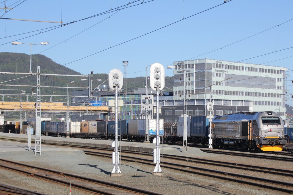 CargoNet 312 004 wartet mit einem Containerzug am 27.05.2012 in Trondheim S. auf die Ausfahrt Richtung Norden.