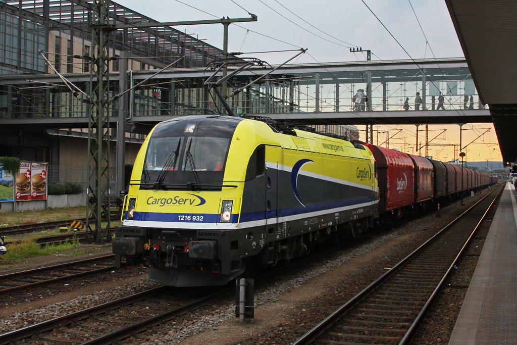 CargoServ 1216 932 wartet mit einem Gterzug am 06.07.2011 in Regensburg Hbf auf einen berholenden ICE.
