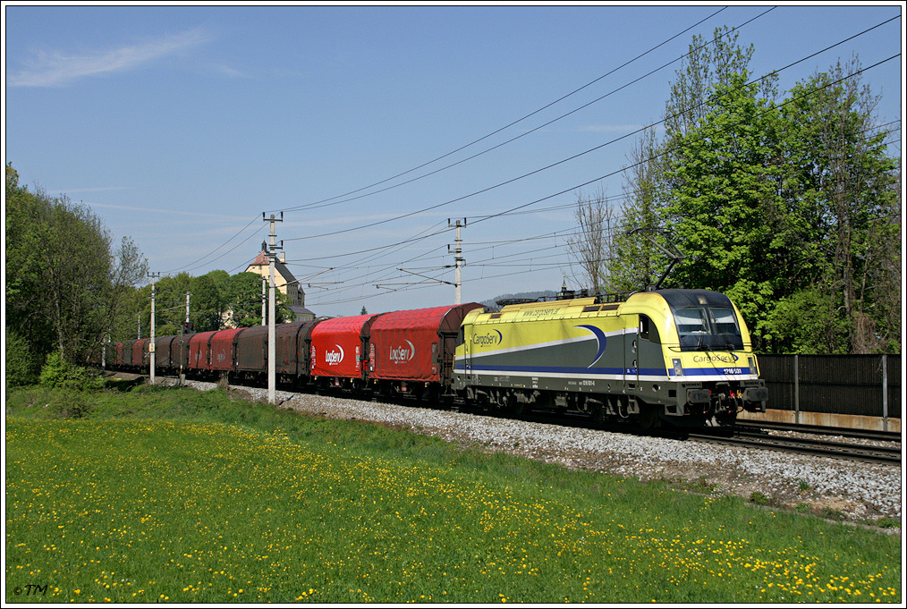 CargoServ 1216.931 fhrt mit Stahlrollenzug GAG 47209 von Salzburg Gnigl nach Tarvisio Boscoverde. Elsbethen, 20.04.2011