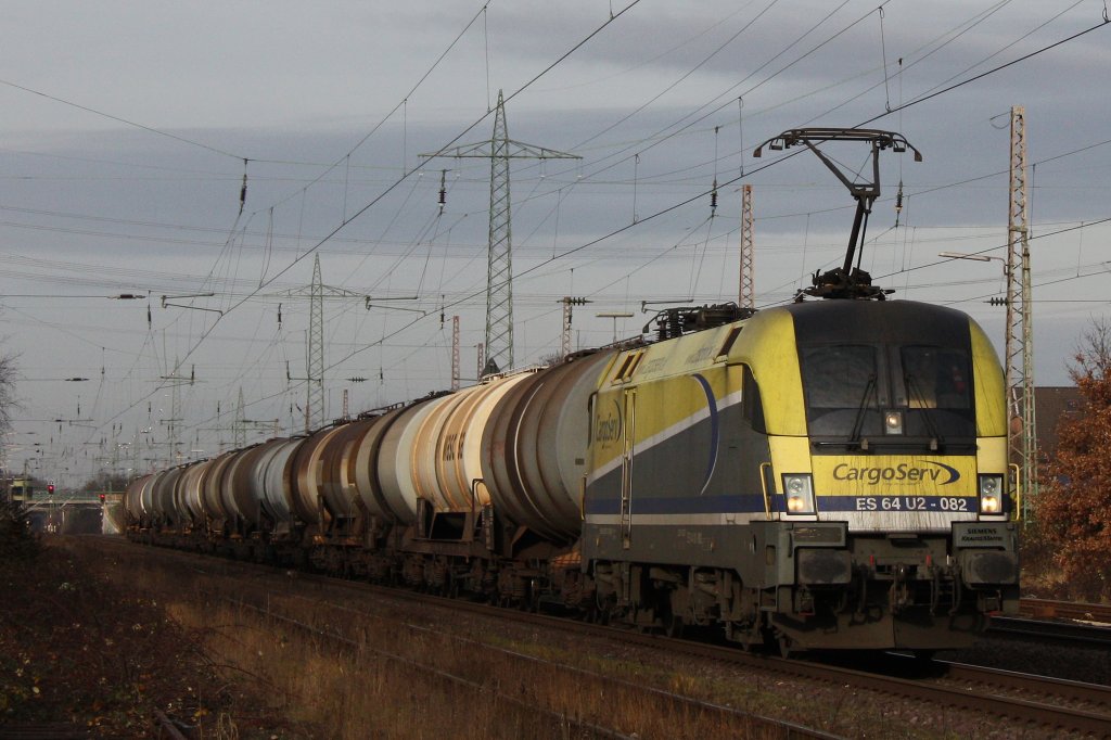CargoServ ES 64 U2-082 (i.E. fr RTS) am 11.12.11 mit einem Kesselwagenzug bei der Durchfahrt durch Ratingen-Lintorf.