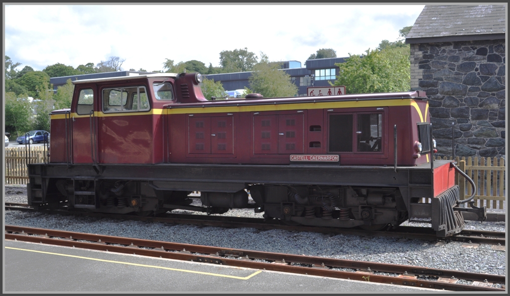Castell Caernarfon heisst die doch ziemlich mchtige Diesellok fr die 600mm Spurweite. Sie steht in Dinas, dem ehemaligen Ausgangspunkt der Welsh Highland Railway, wo sich das Depot/Ausbesserungswerk befindet. hnlich wie bei der Selketalbahn (Gernrode-Quedlinburg) wurde die Strecke auf dem Trassee der ehemals normalspurigen BritischRail Strecke nach Caernarfon verlngert. (14.08.2011)
