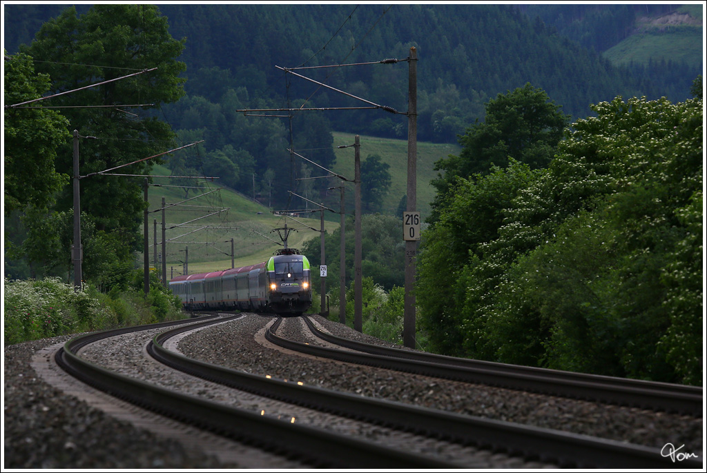CAT 1116 141 rollt mit OIC 530 (Lienz - Wien Meidling) durch das abendliche Murtal. 
St.Lorenzen 14.06.2013