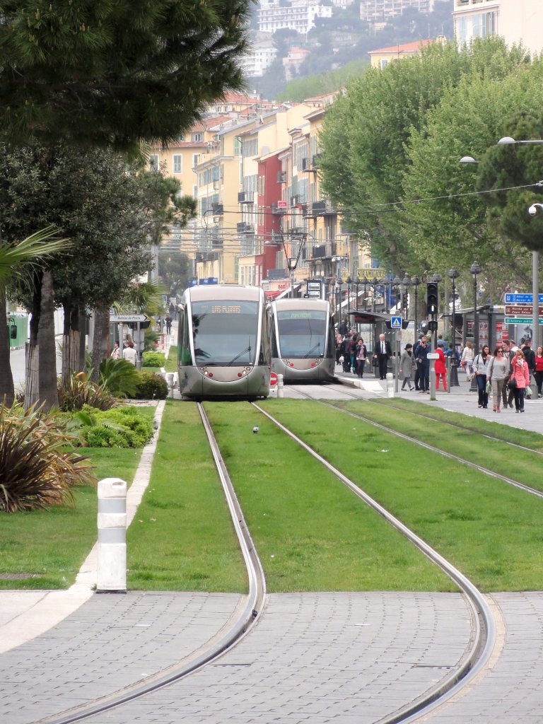 Cathedrale vielle Ville. An der Haltestelle stehen diese beiden Bahnen. Die in meine Richtung fahrende Bahn hat den Stromabnehmer schon gesenkt und fhrt auf Akkubetrieb weiter, die andere legt zur Weiterfahrt nach den oberleitunglosen Abschnitt wieder an.