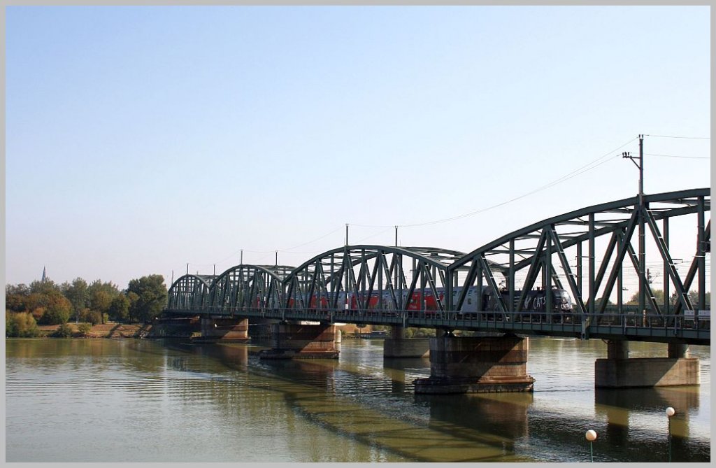  Cats  1116 153 am 27.09.11 vor dem Regionalzug 2329 auf der Wiener Donaubrcke/Stammstrecke. 