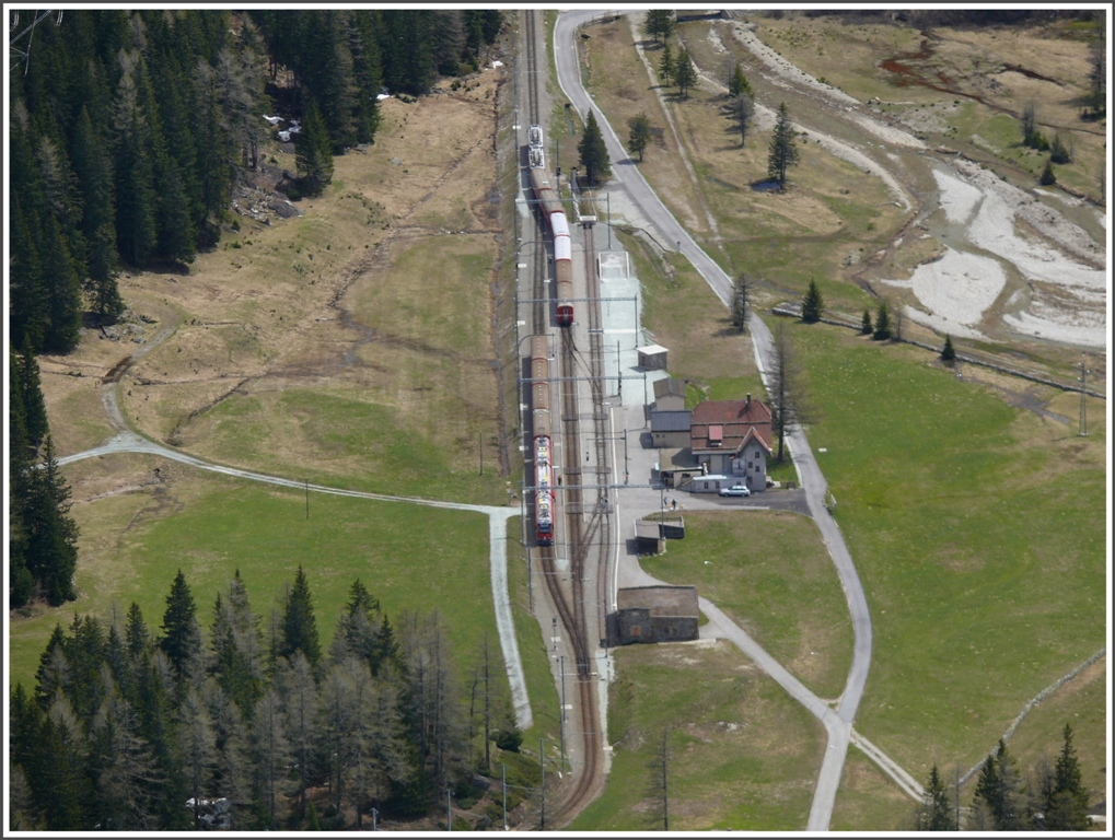Cavaglia aufgenommen von der Alp Grm. Es kreuzen soeben R1633 und R1652.(20.05.2010)
