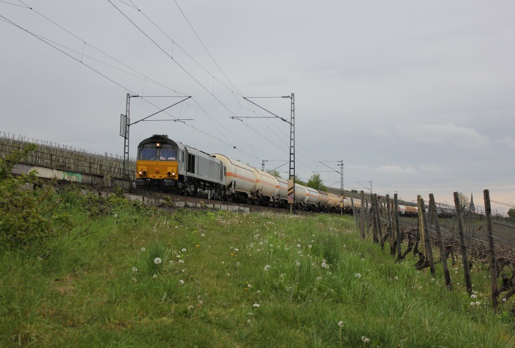 CB Rail 1000 (92 80 1266 105-6 D-RCHEM) mit Kesselwagen Richtung Koblenz, am 26.04.2012 im Rheingau bei Hattenheim.