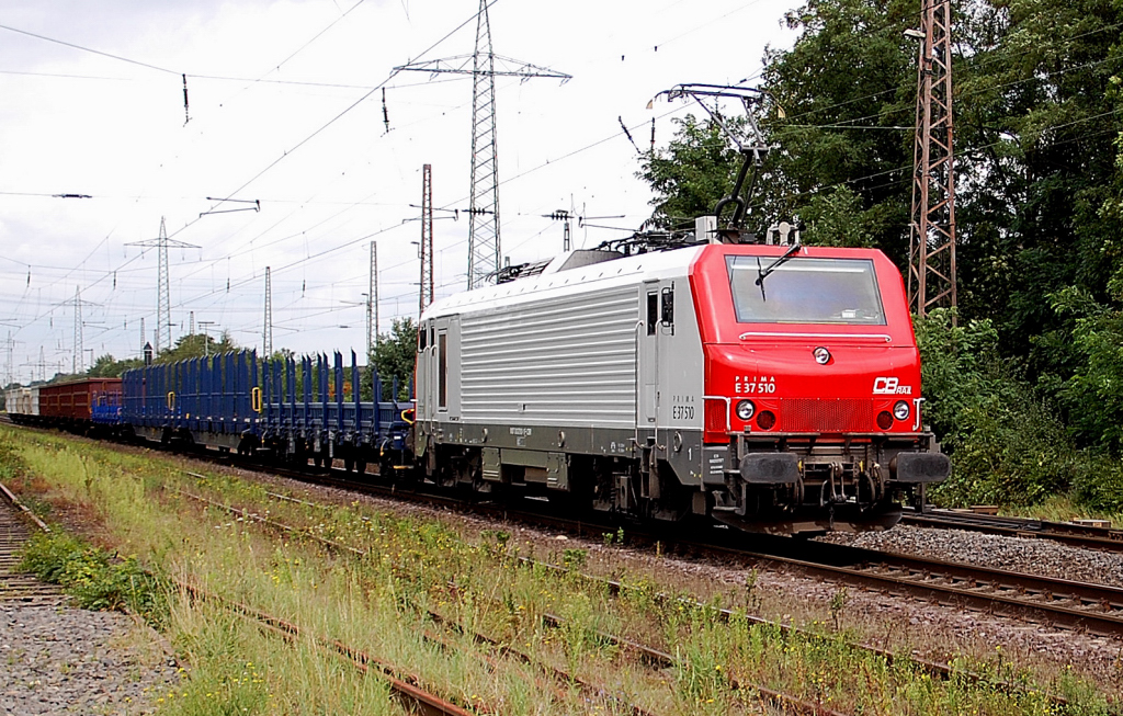CB rail 37 510 mit einem kurzen Gterzug in Ratingen-Lintorf in Fahrtrichtung Sden am 6.8.2011 fotografiert.