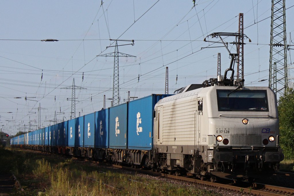 CB Rail E37 528 am 13.9.11 mit der  Blauen Wand  bei der Durchfahrt durch Ratingen-Lintorf. 