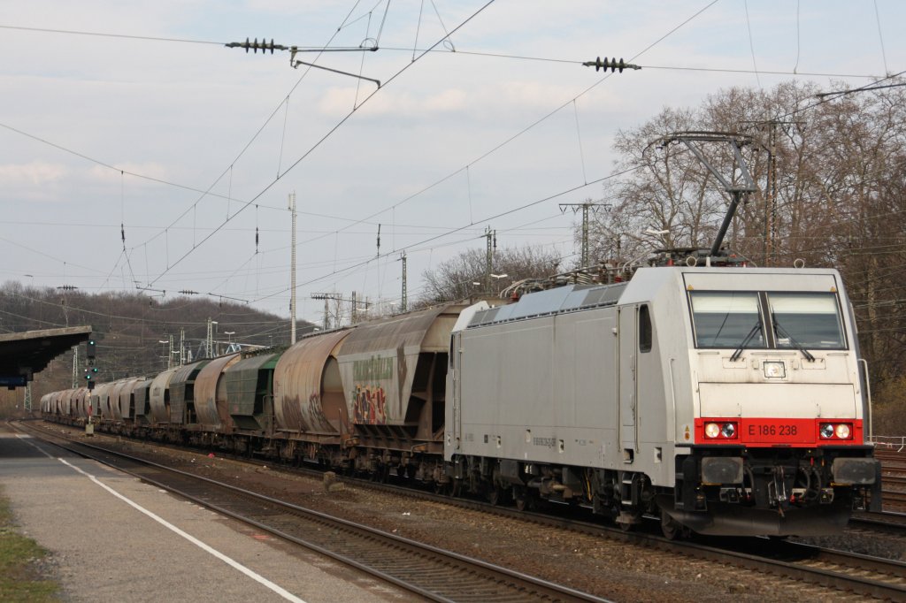 CB Rail/Captrain E 186 238 am 12.3.11 mit einem Getreidezug in Kln-West.