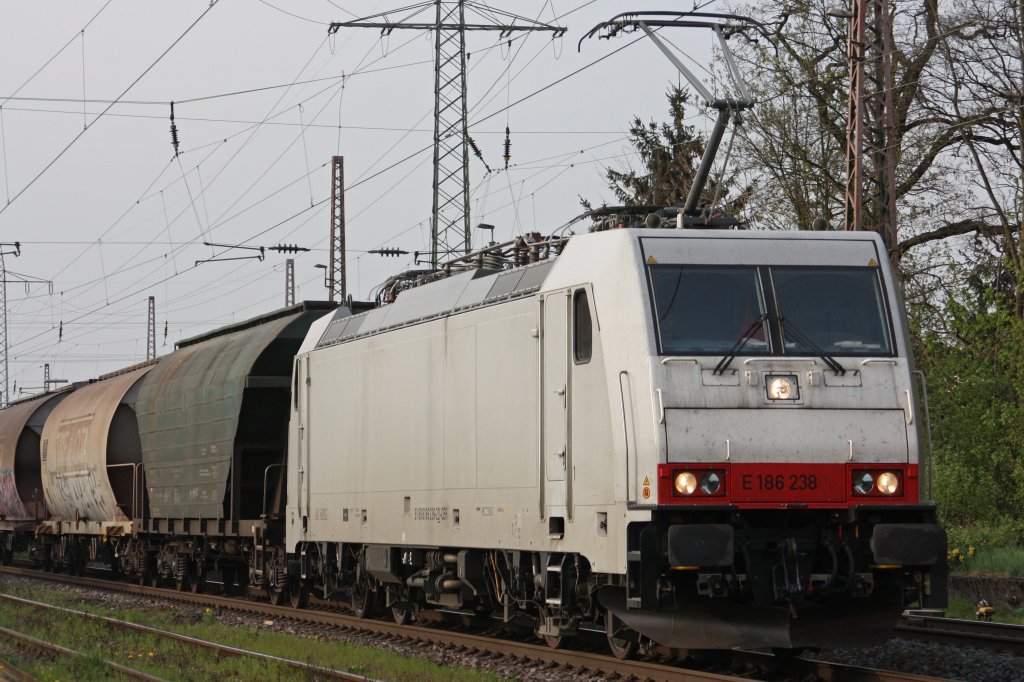 CB Rail/Captrain´s E 186 238 zieht am 11.4.11 einen Getreidezug duch Ratingen-Lintorf.