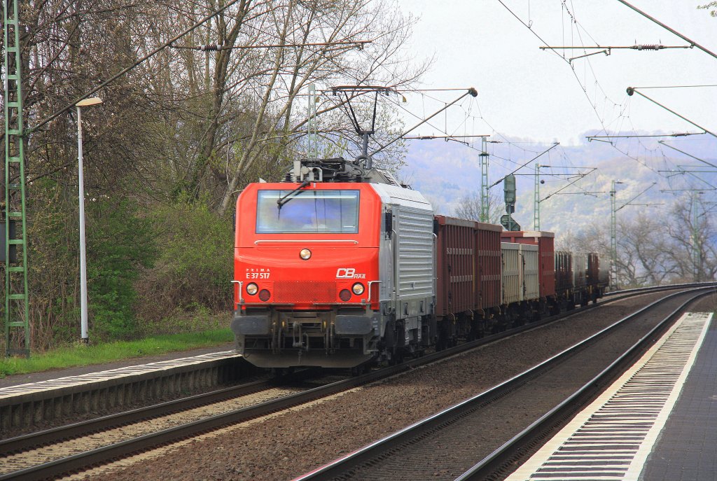 CB Rail/Prima E37 517 kommt durch Leubsdorf am Rhein mit einem kurzen leeren Stahlzug von Dsseldorf-Rath nach Bous an die Mosel und fhrt in Richtung Koblenz am 3.4.2012.



 
