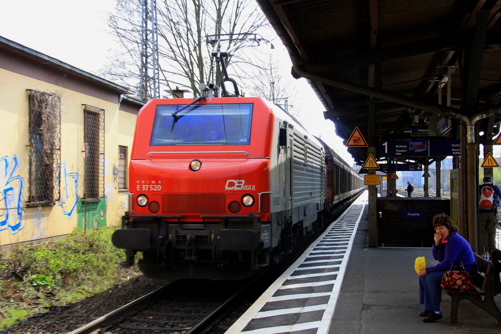 CB Rail/Prima E37 520 kommt durch Bad-Honnef mit einem gemischten Gterzug aus Richtung Koblenz und fhrt in Richtung Kln bei Sonnenschein am 3.4.2012.



 
