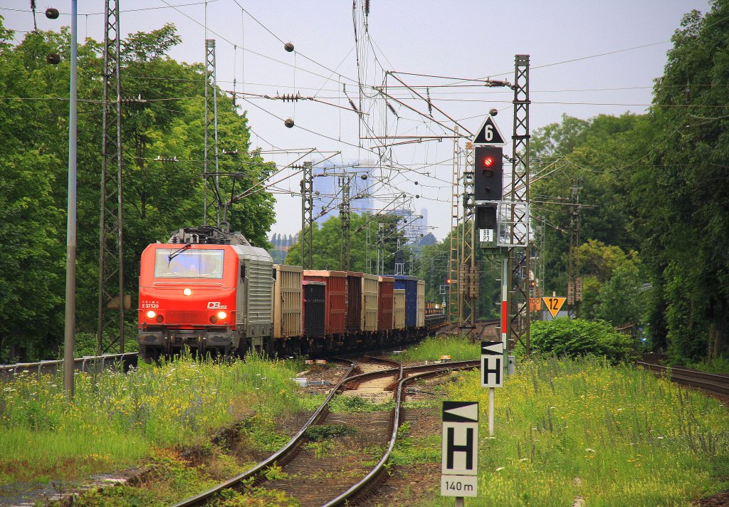 CB Rail/Prima E37 520 kommt mit einem kurzen leeren Stahlzug von Dsseldorf-Rath nach Bous(an der Saar) aus Richtung Kln und fhrt in Richtung Koblenz.
Aufegenommen  auf der Rechten Rheinstrecke in Rhndorf(am Rhein) bei Regenwetter am 16.7.2012.
