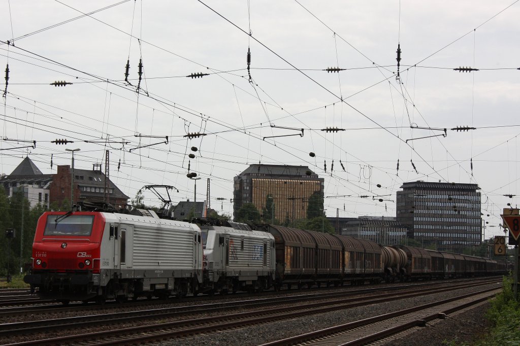 CBR E37 510 am 28.6.12 mit Akiem 37025 und einem Papierzug in Dsseldorf-Rath.