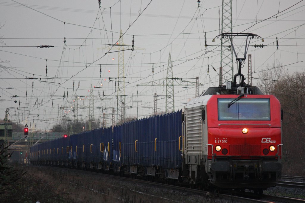 CBR E37 510 am 8.1.12 mit einem Stahlzug bei der Durchfahrt durch Ratingen-Lintorf.