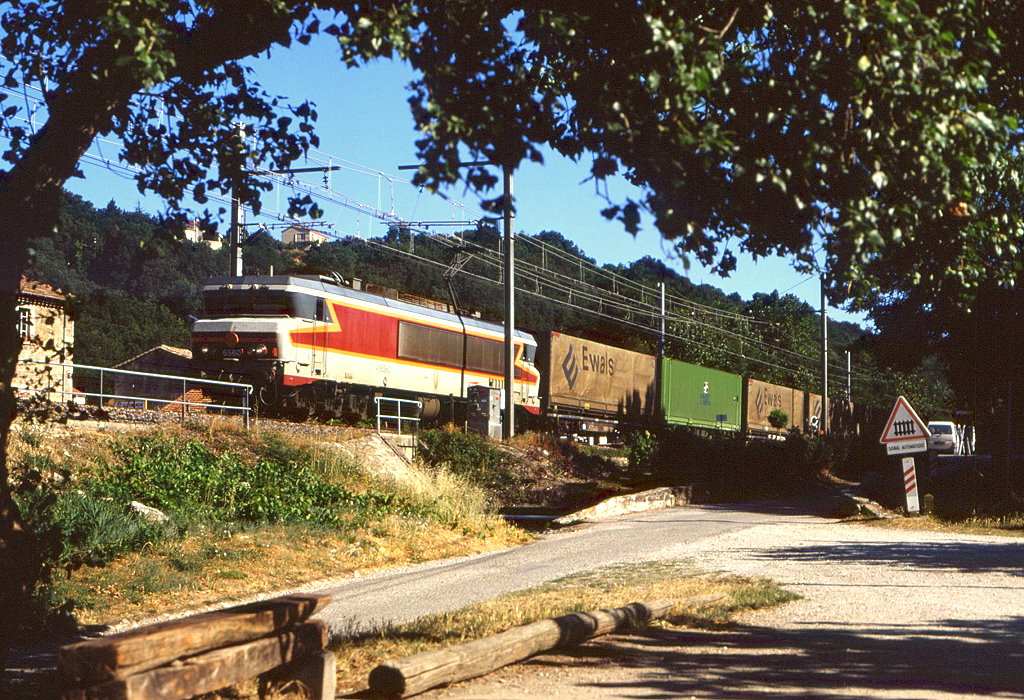CC 6560 ist am rechten Rhneufer bei Soyons sdwrts unterwegs, 14.07.2004.
