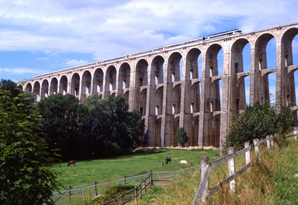CC 72027 kurz vor Erreichen des Bahnhofs Chaumont mit Zug 1643 nach Basel, 06.09.1997. 