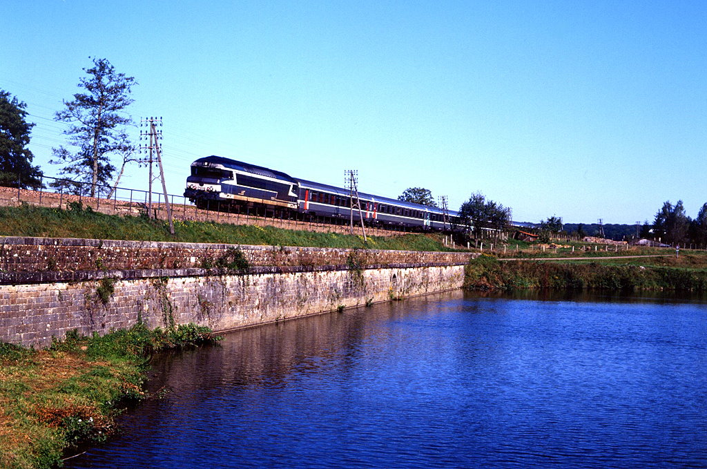 CC 72076 bei Montureux ls Baulay, Strecke Mulhouse - Troyes - Paris, 13.09.2002, Zug 1944.