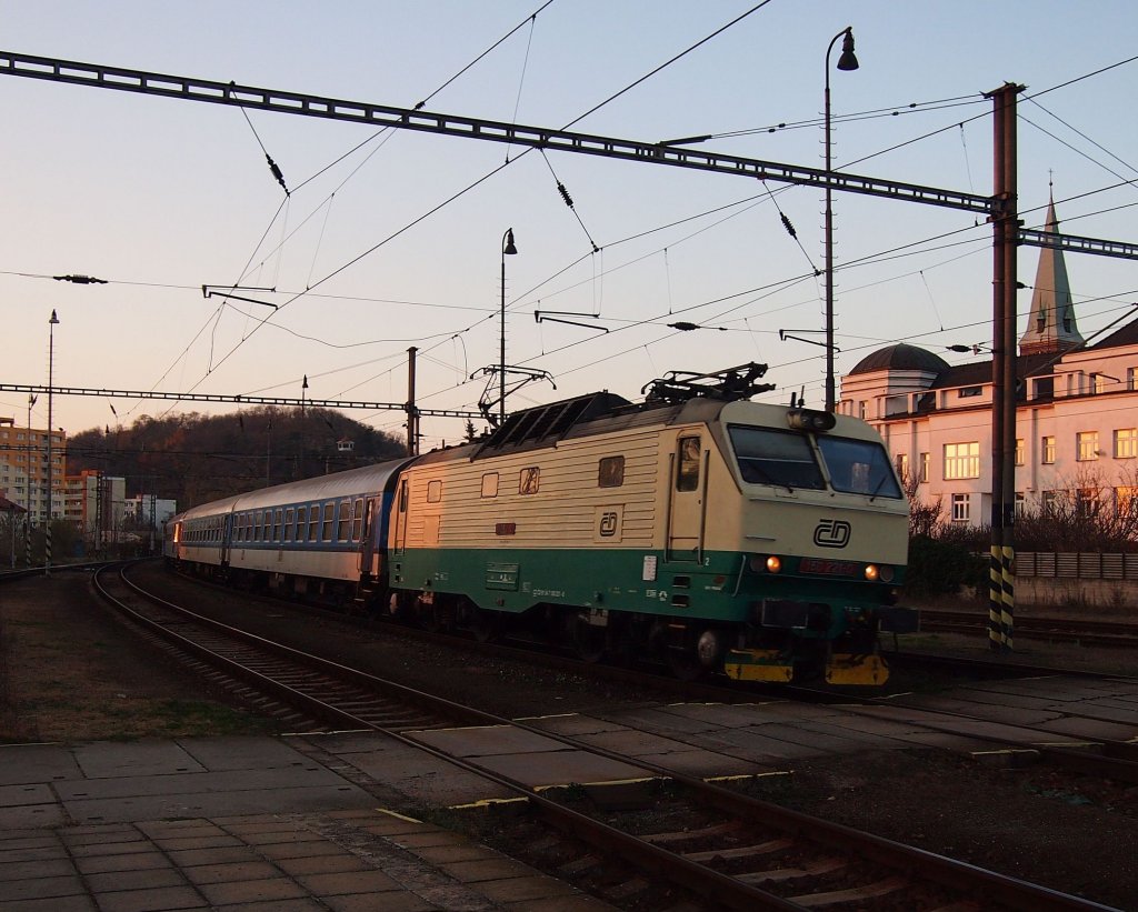 CD 150 221 Schnellzug   Mileovka  durchfhrt den Bahnhof  Kralupy nad Vltavou am 13.11.2012.