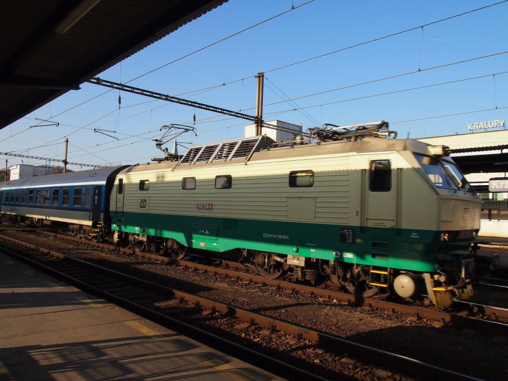 CD 150 224 Schnellzug durchfhrt den Bahnhof Kralupy nad Vltavou am 13.11.2012.