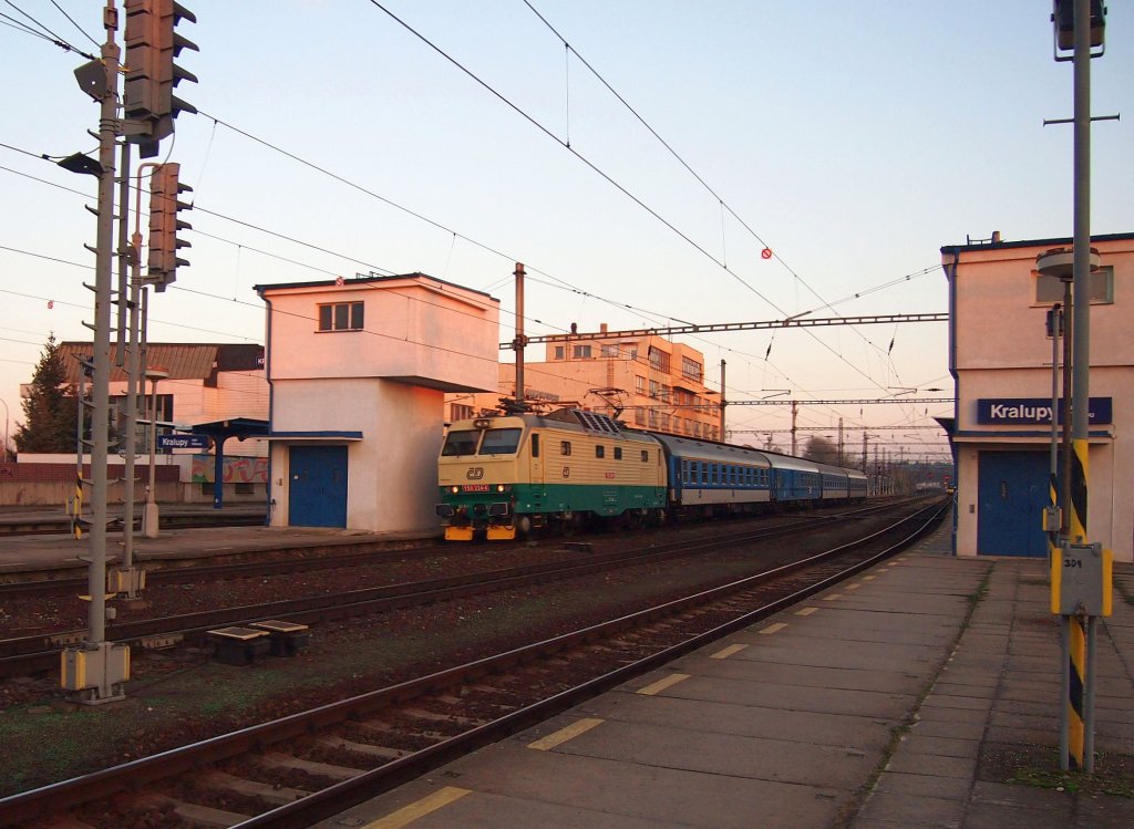 CD 150 224 Schnellzug durchfhrt den Bahnhof Kralupy nad Vltavou am 13.11.2012.