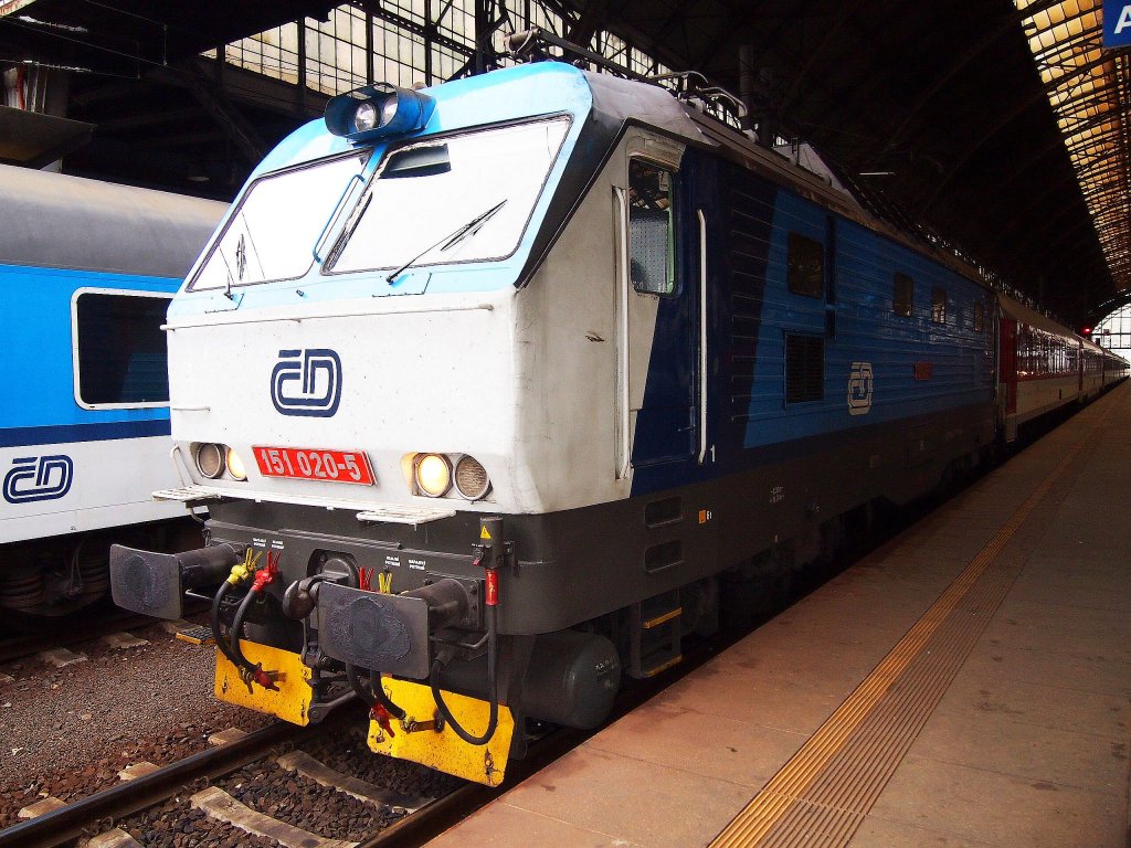 CD 151 020-5 mit Personenzug auf dem Hauptbahnhof Prag am 27. 11. 2012.
