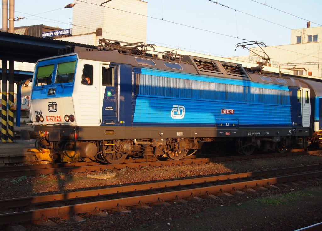 CD 162 037 auf Hbf. Kralupy nad Vltavou am 13.11.2012.