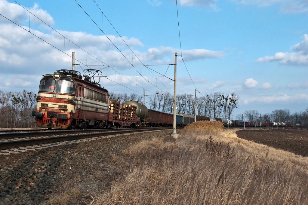 CD 230 009 mit einem Gterzug zwischen Lanzhot und Breclav, als am 09.03.2012 kurz mal die Sonne herausgeschaut hat.