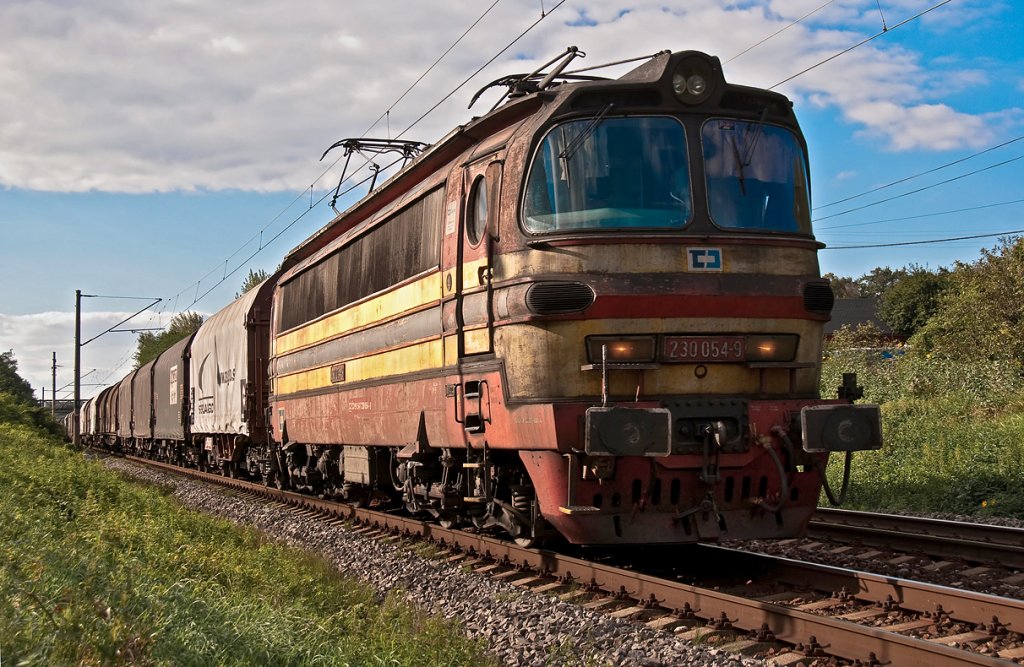 CD 230 054 erreicht mit ihrem Gterzug in wenigen Minuten den Hauptbahnhof in Bratislava. Das Foto entstand am 19.09.2010 in Bratislava Lamac.