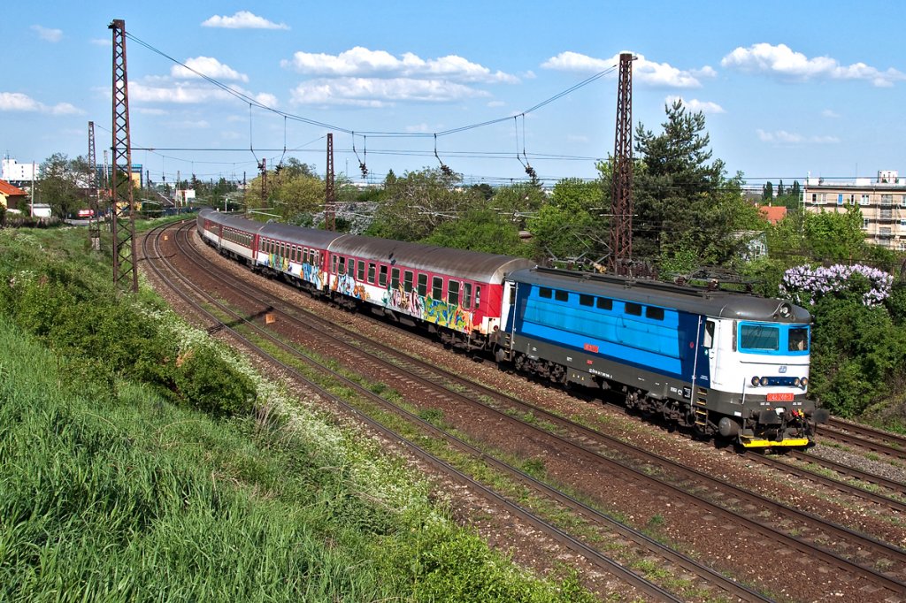 CD 242 248 ist mit R 832  Urpin  von Banska Bystrica nach Bratislava Hauptbahnhof unterwegs. Die Aufnahme enstand bei Bratislava - Vinohrady, am 30.04.2012.