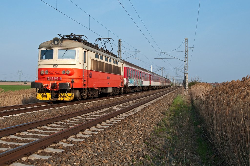 CD 242 262 fhrt mit dem R 372  Svatopluk  von Bratislava nach Breclav. Die Aufnahme entstand am 19.04.2011 kurz vor Breclav, Kursbuchseite 250.