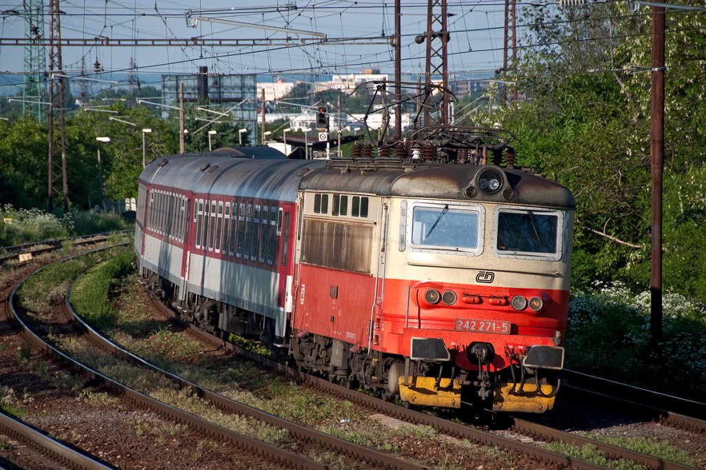 CD 242 271 ist mit R 374  Devin  nach Breclav unterwegs. Die Aufnahme entstand am 13.05.2011 kurz nach der Haltestelle in Bratislava Vinohrady.
