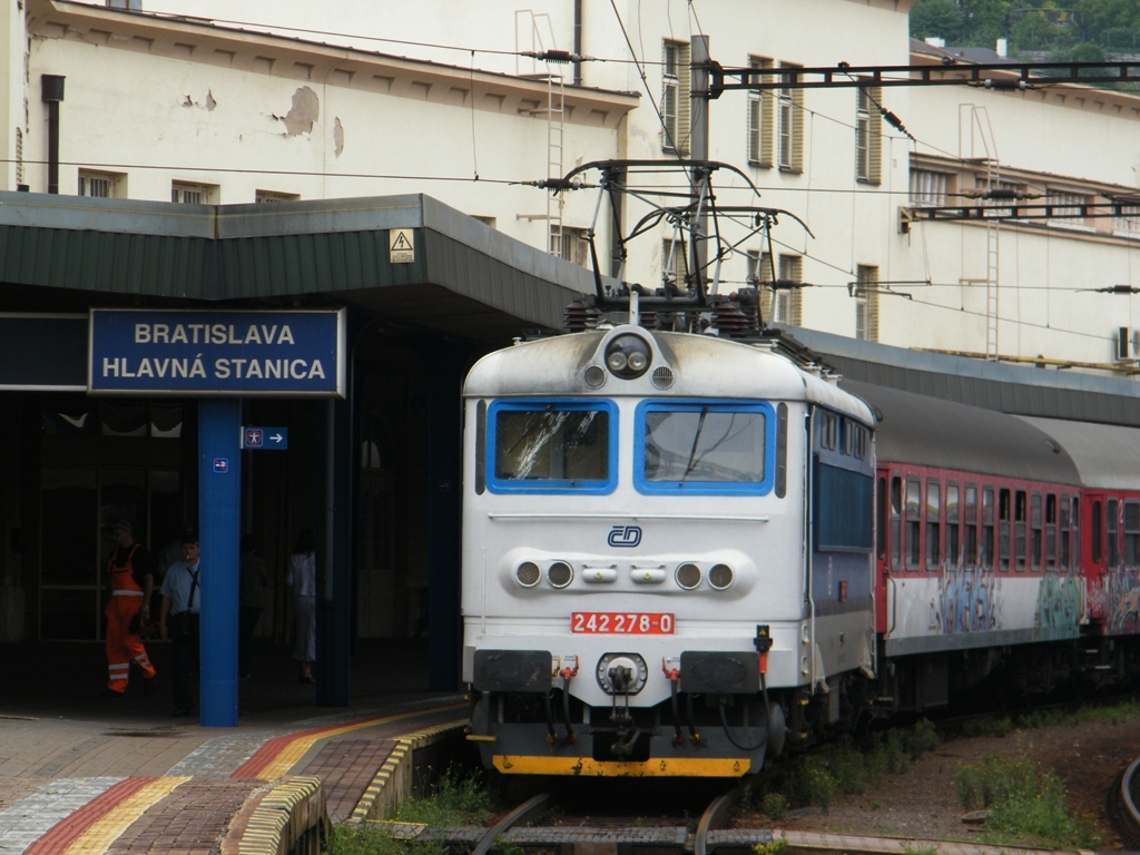 CD 242 278-0 stehen am Bahnhof Bratislava hl. st., am 04. 08. 2011. 