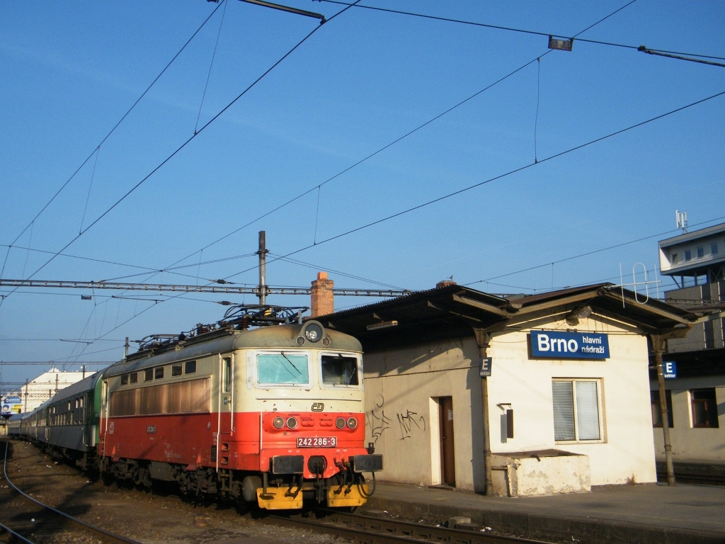 CD 242 286-3 wartet am Brno Hauptbahnhof, am 2012 03 15